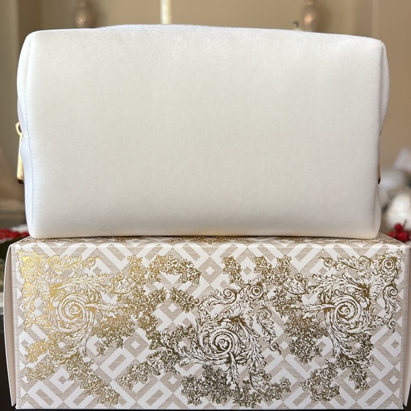Dior Off White Velvet Makeup Bag with Gold Dior Logo - Picture 4 of 8